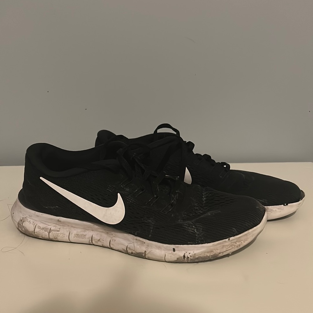 Nike free run tennis shoes